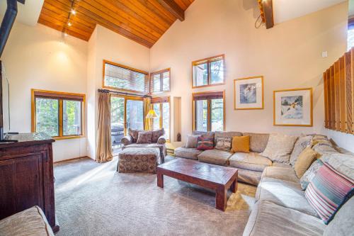Mammoth Lakes House | Plush Mammoth Condo W Balcony Views