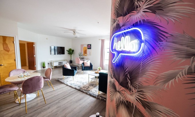 Atlanta Condo | Plush Palm Paradise - West End