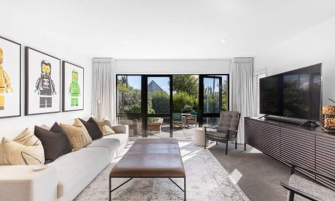 Saint Albans Apartment | Plush Upmarket close Hagley Park 2Bthrms 2 Bthrms