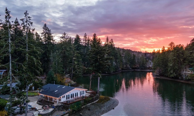 Shelton House | PNW Waterfront Island Getaway with Dreamy Chef's Kitchen