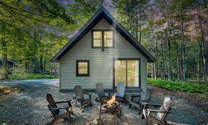 Pocono Lake Ski Chalet | Pocono Chalet with AC, Heating, Fireplace, Firepit, Wi-Fi, Griddle grill, Deck