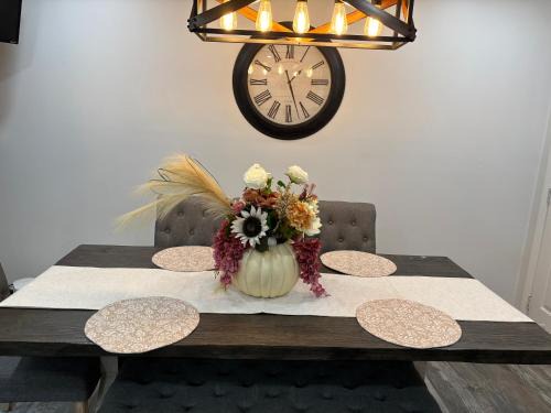 East Stroudsburg House | Pocono Hideaway,Big Screen TV, Crisp Air & Autumn Fun