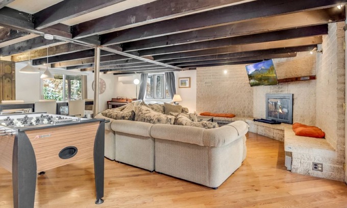 Tunkhannock Township Cabin | ⛷🏔Pocono Mountain : Cozy : Hot Tub : Ping Pong 🏂⭐️