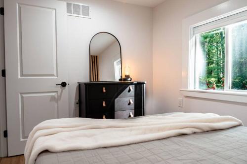 Greentown House | Pocono Mountain Retreat with Hot Tun and Sauna
