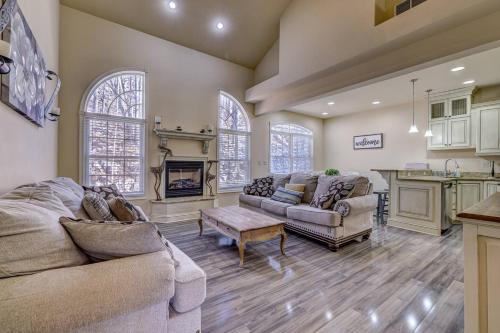 Lake Harmony House | Pocono Retreat -1 Mile To Lake And Skiing!