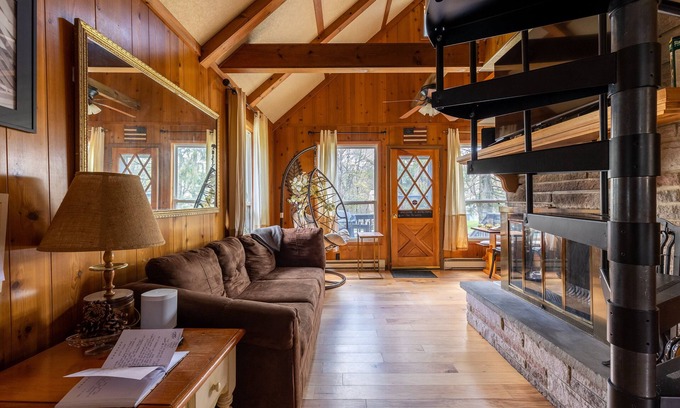 Albrightsville Cabin | Poconos Cabin Hot Tub| Outdoor Shower| Kayak | Walk to Lake