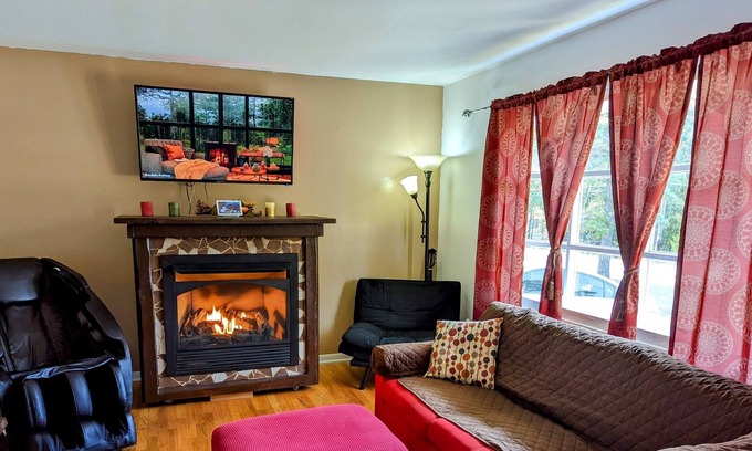 Tunkhannock Township House | Poconos Getaway/15 mins to Ski/Game Room