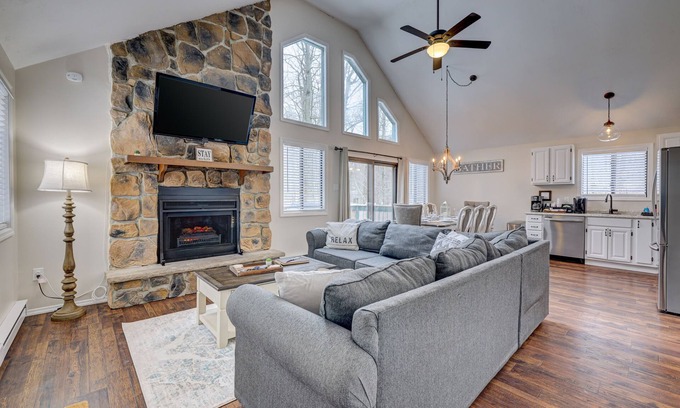 Albrightsville Ski Chalet | Poconos Hideaway - Close to hiking and water parks. Perfect for families.