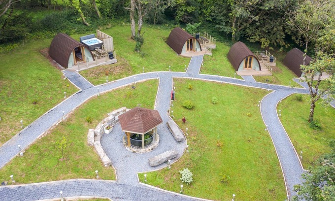 Laugharne Cabin | Pods @ Broadway Standard with hot tub