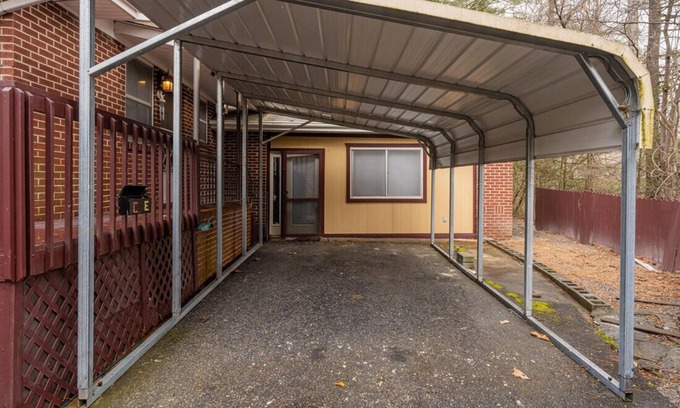 Hendersonville House | Poeima Studio Apartmentis a conducive place to enjoy peace and quietness