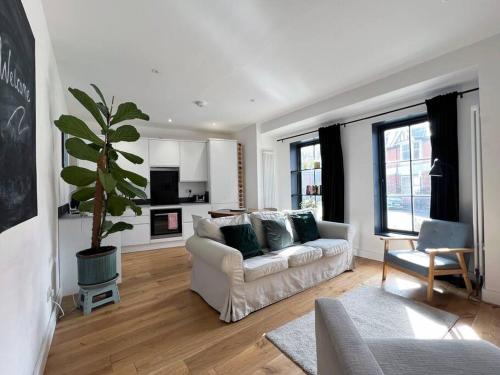 Hove Apartment | Poets Rest, free parking, EV socket fees apply walk to beach