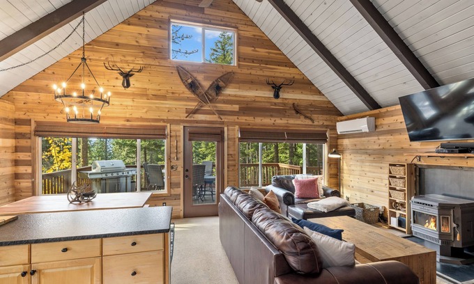 Roslyn Ridge Cabin | Pointe Pines Mountain Cabin near Roslyn & Suncadia. Hot Tub, WiFi, Fire Pit.