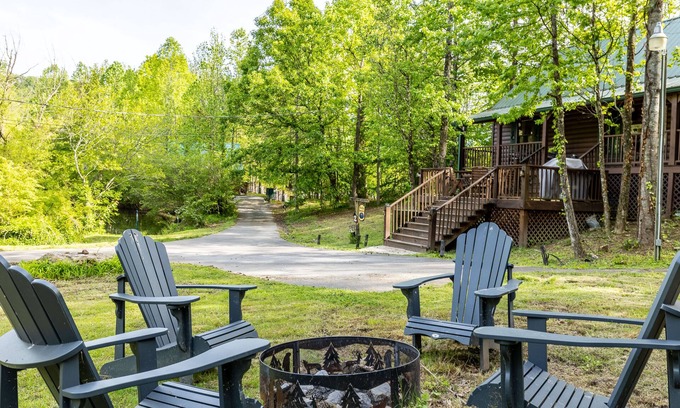 Gatlinburg - Pigeon Forge Cabin | Pond View! Great Location! Close to Attractions Family and Pet Friendly!