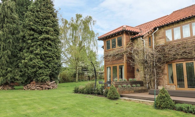 Cuckney Cottage | POND VIEW, with a garden in Cuckney