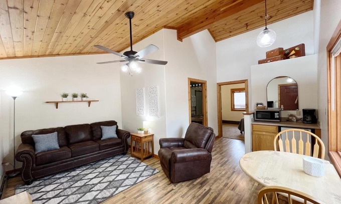 Woodland Park Bed & Breakfast | Ponderosa B Cabin Suite
