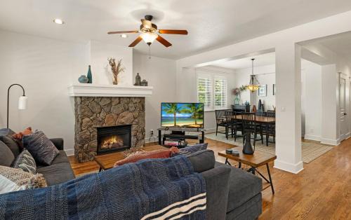 Ponderosa Trails House | Ponderosa Escape Stunning Location Incredible Game Room Urban Trail System AC EV-charger