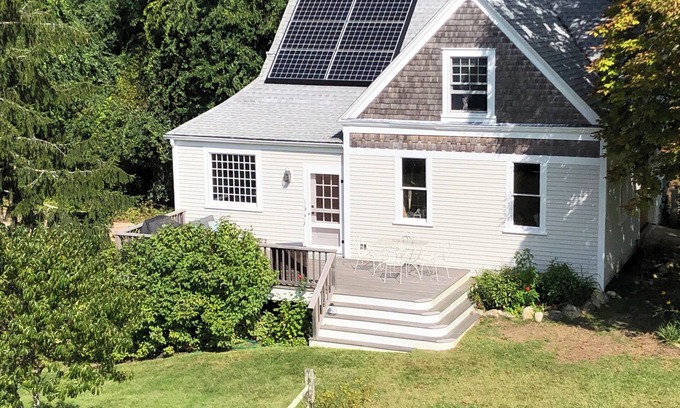 Brewster House | Pondfront. Newly Renovated Carriage House. Canoe, kayaks, deck, outdoor shower.