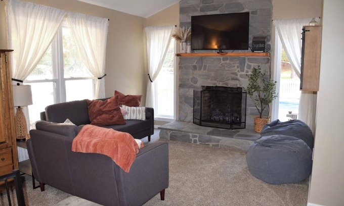 Elizabethtown Apartment | Pondview Paradise, Cozy home with pool and pond on 8 acres