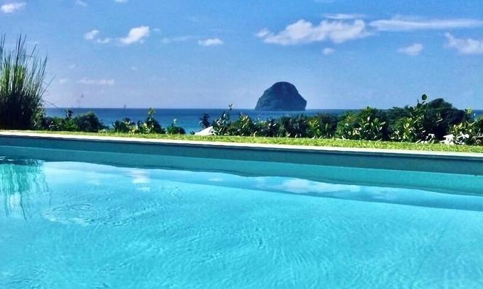 Le Diamant Villa | pool, 100 m from the beach, sea, relaxation and standing facing Diamond Rock