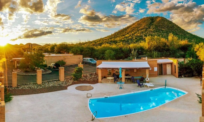 Westside Development House | Pool/2 BR/2 BA/Patio/Near JW Marriott