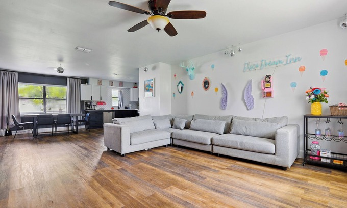 St. Cloud House | Pool+Fire Pit+Grill+Walk to Lake+Close to Disney+Pet Friendly