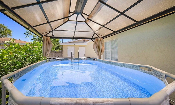 Delray Beach Bed & Breakfast | Pool & Hot Tub Delray Beach Safari Lion's Lodge