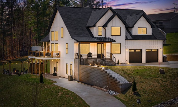 Leicester House | Pool | Hot Tub |FirePit |Golf Simulator |Sleeps 22