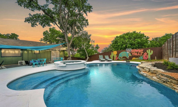 Riverside House | Pool, Hot Tub, Game Room, Mural, Grill, Mins to DT