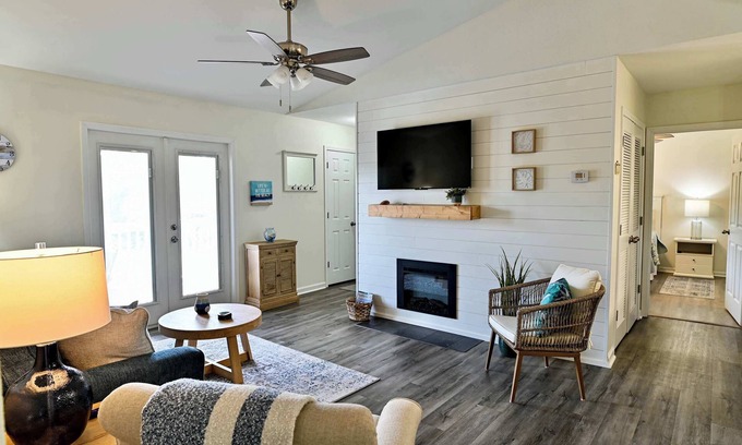 Gulf Shores Apartment | Pool, Hot Tub, Pickle Ball, Gym- Close to Sports Complex- $400 FREE ACTIVITIES