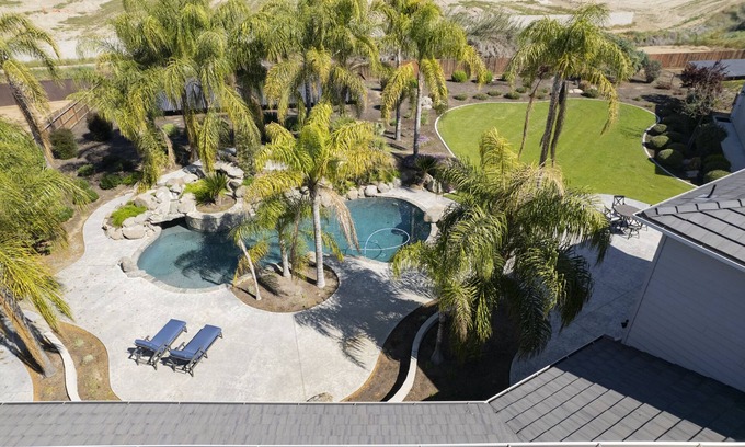 Porterville House | Pool House at the Sequoia Mansion