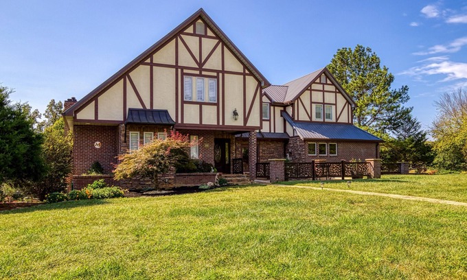 Sevierville House | Pool is Open in April! Tudor Rose Lodge - WOW!