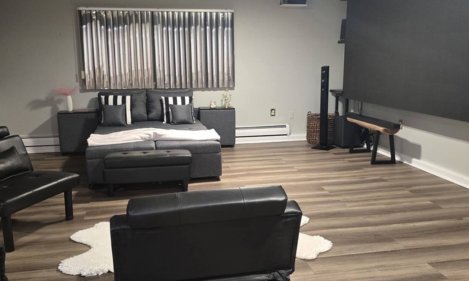 Wakefield House | Pool & Jacuzzi Escape near Boston, Salem & Marketstreet Lynnfield