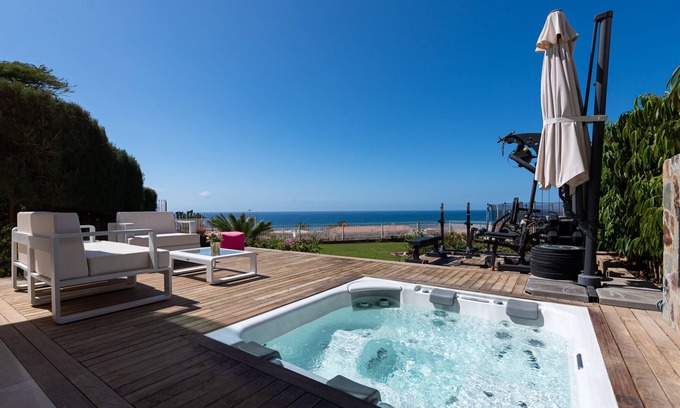San Agustin House | Pool, jacuzzi, games and steps from the beach