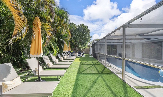 Coral Ridge Isles House | Pool Paradise|Fire Pit |Outdoor Shower|Pool Table