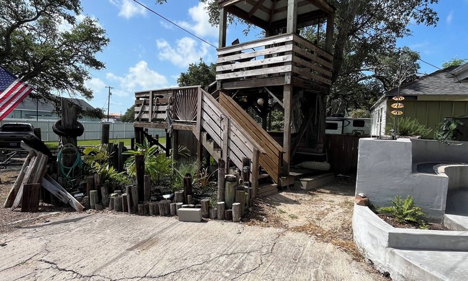 Fulton House | Pool, Pier & Cozy Coastal Vibes