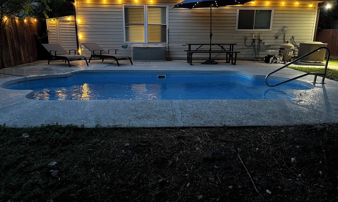 San Antonio House | Pool! Sea World & Six Flags w/KING beds!