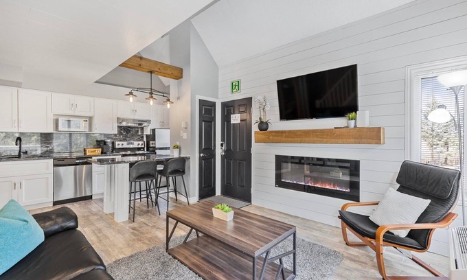 Craigleith Apartment | Pool Side Retreat - Outdoor Pool/Shuttle to Blue