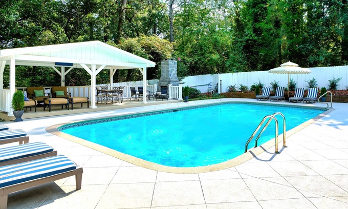 Southern Pines House | Pool-Sleeps 20-Stylish- 5 mins to downtown Southern Pines- Close to Pinehurst