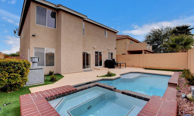 Las Vegas House | Pool/Spa-15 min from ✈️ & strip. Smart TVs Close to shopping 🍔 freeway, Costco