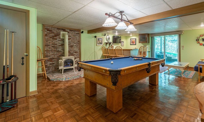 Chatham House | Pool Table, Bar, Ping Pong, Sun Rm, Deck,4 BR, Private