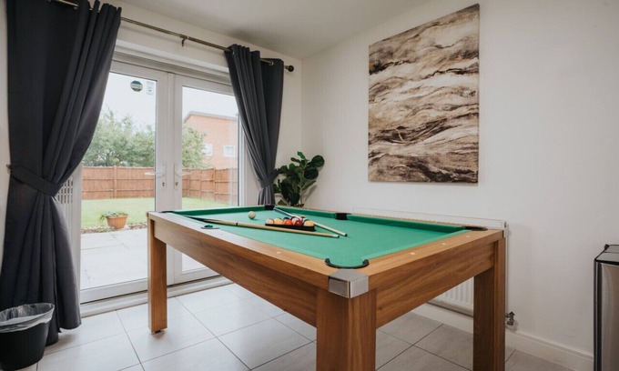 Manchester House | Pool Table - Coop Live Arena, Etihad & City stay