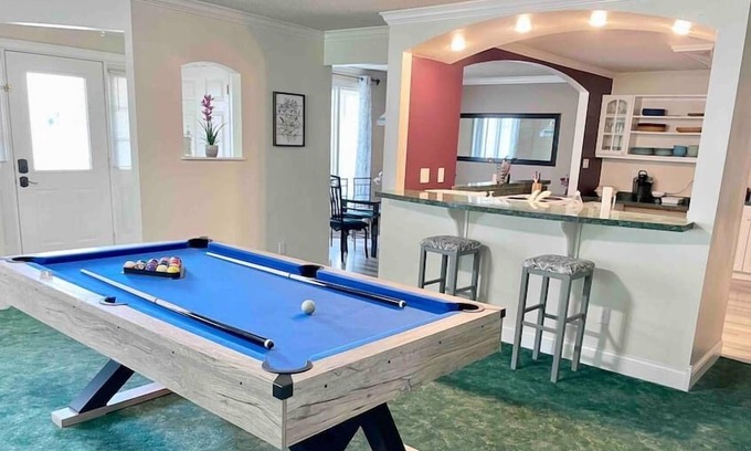 Acton House | *POOL TABLE* Huge, Quiet Home, Great Location!