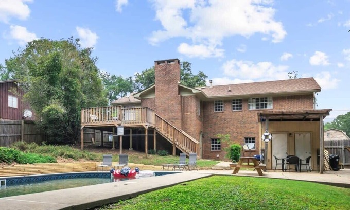 Birmingham House | Pool & Two Kitchens! Family Friendly in Forestdale