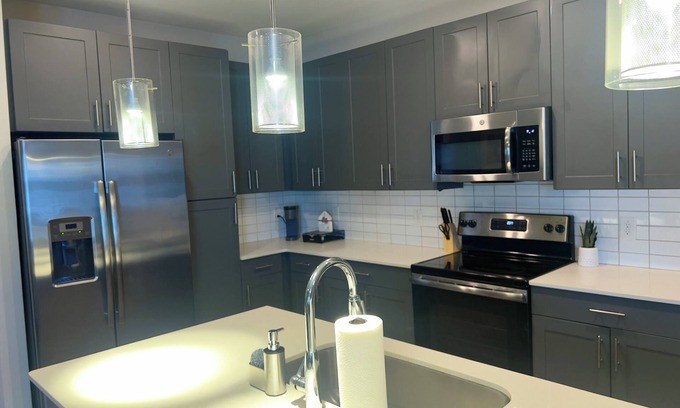 Lindridge-Martin Manor Apartment | Pool view Retreat. Family Friendly
