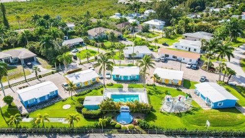 Biggar House | Poolfront Cottage Near Beach with Full Kitchen!