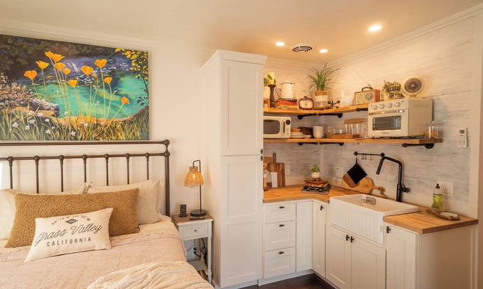 Cedar Ridge Apartment | Poolside Country Studio ~ Fresh Hip Retro Vibe