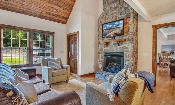 Reeds Spring Cabin | Poolside getaway for family fun adventures