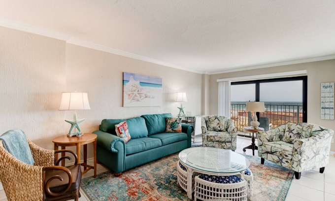 Daytona Beach Shores Condo | POOLSIDE PARADISE