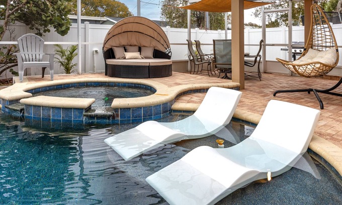 Anona House | Poolside Paradise close to Clearwater 5br 2bath sleeps 12 with heated pool
