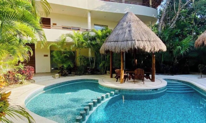 Zama Condo | Poolside paradise condo + jacuzzi + parking + STRONG WiFi